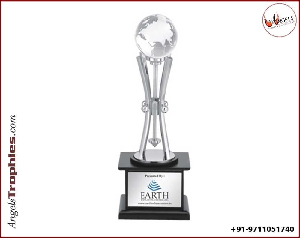 globe award with 4 pillar with wooden base